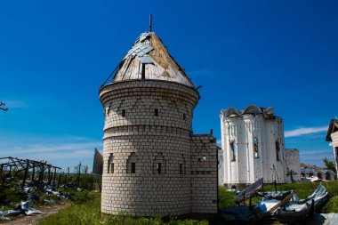 Dolyna köyündeki Ortodoks Svyato Heorhiy Ivs manastırı Rus ordusu tarafından bombalanarak yok edildi. Bölgedeki çatışmalar dinsel anıtlara zarar veriyor ve bu büyük bir kültürel kayıp..