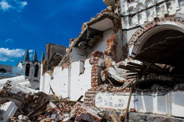 Dolyna köyündeki Ortodoks Svyato Heorhiy Ivs manastırı Rus ordusu tarafından bombalanarak yok edildi. Bölgedeki çatışmalar dinsel anıtlara zarar veriyor ve bu büyük bir kültürel kayıp..