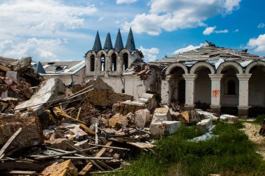 Dolyna köyündeki Ortodoks Svyato Heorhiy Ivs manastırı Rus ordusu tarafından bombalanarak yok edildi. Bölgedeki çatışmalar dinsel anıtlara zarar veriyor ve bu büyük bir kültürel kayıp..