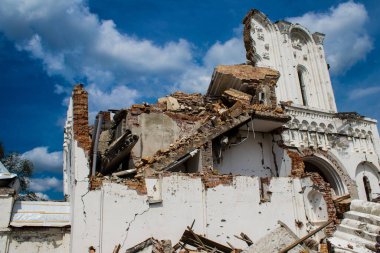 Dolyna köyündeki Ortodoks Svyato Heorhiy Ivs manastırı Rus ordusu tarafından bombalanarak yok edildi. Bölgedeki çatışmalar dinsel anıtlara zarar veriyor ve bu büyük bir kültürel kayıp..