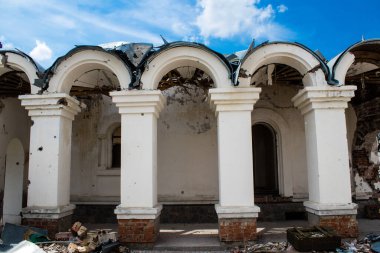 Dolyna köyündeki Ortodoks Svyato Heorhiy Ivs manastırı Rus ordusu tarafından bombalanarak yok edildi. Bölgedeki çatışmalar dinsel anıtlara zarar veriyor ve bu büyük bir kültürel kayıp..