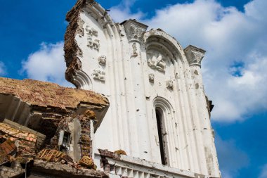 Dolyna köyündeki Ortodoks Svyato Heorhiy Ivs manastırı Rus ordusu tarafından bombalanarak yok edildi. Bölgedeki çatışmalar dinsel anıtlara zarar veriyor ve bu büyük bir kültürel kayıp..