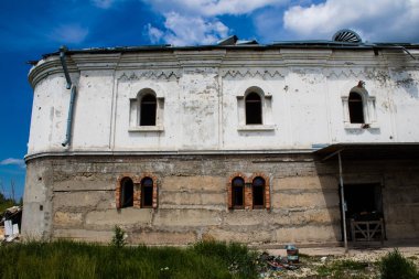 Dolyna köyündeki Ortodoks Svyato Heorhiy Ivs manastırı Rus ordusu tarafından bombalanarak yok edildi. Bölgedeki çatışmalar dinsel anıtlara zarar veriyor ve bu büyük bir kültürel kayıp..