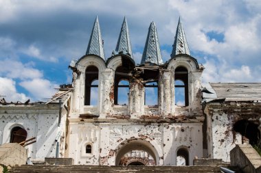 Dolyna köyündeki Ortodoks Svyato Heorhiy Ivs manastırı Rus ordusu tarafından bombalanarak yok edildi. Bölgedeki çatışmalar dinsel anıtlara zarar veriyor ve bu büyük bir kültürel kayıp..