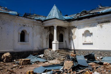 Dolyna köyündeki Ortodoks Svyato Heorhiy Ivs manastırı Rus ordusu tarafından bombalanarak yok edildi. Bölgedeki çatışmalar dinsel anıtlara zarar veriyor ve bu büyük bir kültürel kayıp..