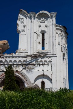 Dolyna köyündeki Ortodoks Svyato Heorhiy Ivs manastırı Rus ordusu tarafından bombalanarak yok edildi. Bölgedeki çatışmalar dinsel anıtlara zarar veriyor ve bu büyük bir kültürel kayıp..