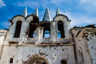 Dolyna köyündeki Ortodoks Svyato Heorhiy Ivs manastırı Rus ordusu tarafından bombalanarak yok edildi. Bölgedeki çatışmalar dinsel anıtlara zarar veriyor ve bu büyük bir kültürel kayıp..
