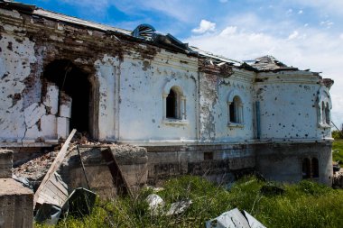 Dolyna köyündeki Ortodoks Svyato Heorhiy Ivs manastırı Rus ordusu tarafından bombalanarak yok edildi. Bölgedeki çatışmalar dinsel anıtlara zarar veriyor ve bu büyük bir kültürel kayıp..
