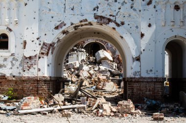 Dolyna köyündeki Ortodoks Svyato Heorhiy Ivs manastırı Rus ordusu tarafından bombalanarak yok edildi. Bölgedeki çatışmalar dinsel anıtlara zarar veriyor ve bu büyük bir kültürel kayıp..