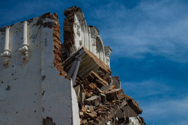 Dolyna köyündeki Ortodoks Svyato Heorhiy Ivs manastırı Rus ordusu tarafından bombalanarak yok edildi. Bölgedeki çatışmalar dinsel anıtlara zarar veriyor ve bu büyük bir kültürel kayıp..