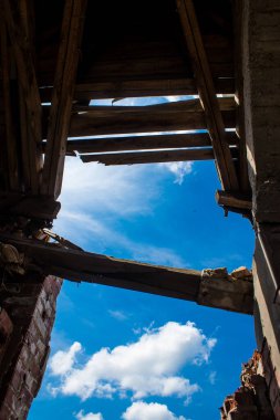 Dolyna köyündeki Ortodoks Svyato Heorhiy Ivs manastırı Rus ordusu tarafından bombalanarak yok edildi. Bölgedeki çatışmalar dinsel anıtlara zarar veriyor ve bu büyük bir kültürel kayıp..