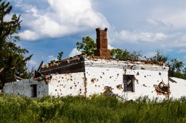 Dolyna köyündeki Ortodoks Svyato Heorhiy Ivs manastırı Rus ordusu tarafından bombalanarak yok edildi. Bölgedeki çatışmalar dinsel anıtlara zarar veriyor ve bu büyük bir kültürel kayıp..