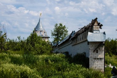 Dolyna köyündeki Ortodoks Svyato Heorhiy Ivs manastırı Rus ordusu tarafından bombalanarak yok edildi. Bölgedeki çatışmalar dinsel anıtlara zarar veriyor ve bu büyük bir kültürel kayıp..