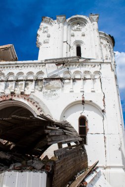 Dolyna köyündeki Ortodoks Svyato Heorhiy Ivs manastırı Rus ordusu tarafından bombalanarak yok edildi. Bölgedeki çatışmalar dinsel anıtlara zarar veriyor ve bu büyük bir kültürel kayıp..