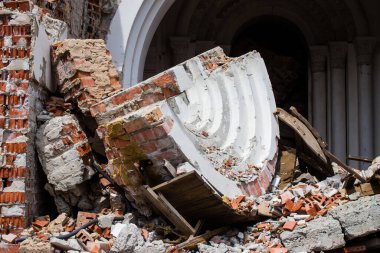 Dolyna köyündeki Ortodoks Svyato Heorhiy Ivs manastırı Rus ordusu tarafından bombalanarak yok edildi. Bölgedeki çatışmalar dinsel anıtlara zarar veriyor ve bu büyük bir kültürel kayıp..