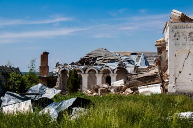 Dolyna köyündeki Ortodoks Svyato Heorhiy Ivs manastırı Rus ordusu tarafından bombalanarak yok edildi. Bölgedeki çatışmalar dinsel anıtlara zarar veriyor ve bu büyük bir kültürel kayıp..
