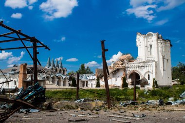 Dolyna köyündeki Ortodoks Svyato Heorhiy Ivs manastırı Rus ordusu tarafından bombalanarak yok edildi. Bölgedeki çatışmalar dinsel anıtlara zarar veriyor ve bu büyük bir kültürel kayıp..