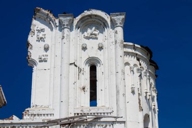 Dolyna köyündeki Ortodoks Svyato Heorhiy Ivs manastırı Rus ordusu tarafından bombalanarak yok edildi. Bölgedeki çatışmalar dinsel anıtlara zarar veriyor ve bu büyük bir kültürel kayıp..