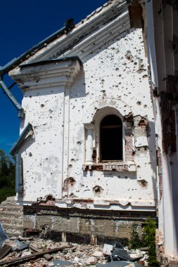 Dolyna köyündeki Ortodoks Svyato Heorhiy Ivs manastırı Rus ordusu tarafından bombalanarak yok edildi. Bölgedeki çatışmalar dinsel anıtlara zarar veriyor ve bu büyük bir kültürel kayıp..