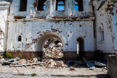 Dolyna köyündeki Ortodoks Svyato Heorhiy Ivs manastırı Rus ordusu tarafından bombalanarak yok edildi. Bölgedeki çatışmalar dinsel anıtlara zarar veriyor ve bu büyük bir kültürel kayıp..