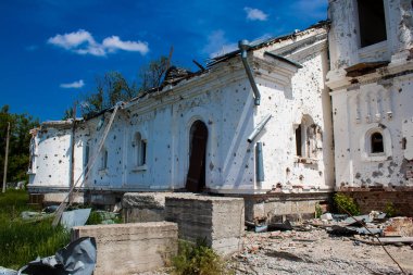 Dolyna köyündeki Ortodoks Svyato Heorhiy Ivs manastırı Rus ordusu tarafından bombalanarak yok edildi. Bölgedeki çatışmalar dinsel anıtlara zarar veriyor ve bu büyük bir kültürel kayıp..