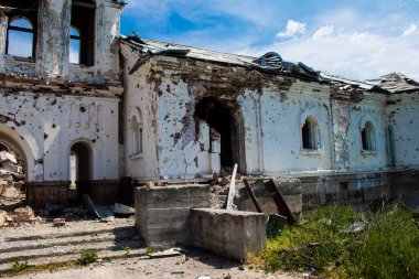 Dolyna köyündeki Ortodoks Svyato Heorhiy Ivs manastırı Rus ordusu tarafından bombalanarak yok edildi. Bölgedeki çatışmalar dinsel anıtlara zarar veriyor ve bu büyük bir kültürel kayıp..