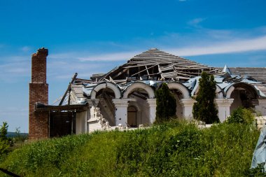 Dolyna köyündeki Ortodoks Svyato Heorhiy Ivs manastırı Rus ordusu tarafından bombalanarak yok edildi. Bölgedeki çatışmalar dinsel anıtlara zarar veriyor ve bu büyük bir kültürel kayıp..