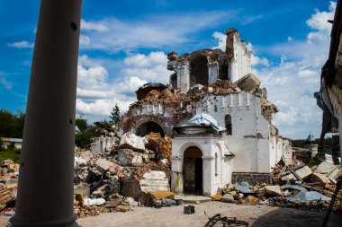 Dolyna köyündeki Ortodoks Svyato Heorhiy Ivs manastırı Rus ordusu tarafından bombalanarak yok edildi. Bölgedeki çatışmalar dinsel anıtlara zarar veriyor ve bu büyük bir kültürel kayıp..