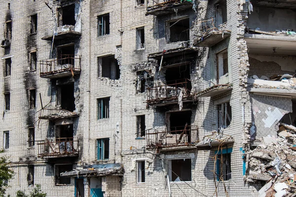 stock image Damaged building located in the town of Izyum. Civilian infrastructures are the privileged target of the Russian army. Russia  invaded Ukraine and heavy fighting took place in this area.