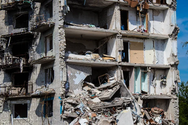 stock image Damaged building located in the town of Izyum. Civilian infrastructures are the privileged target of the Russian army. Russia  invaded Ukraine and heavy fighting took place in this area.