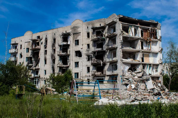 stock image Damaged building located in the town of Izyum. Civilian infrastructures are the privileged target of the Russian army. Russia  invaded Ukraine and heavy fighting took place in this area.