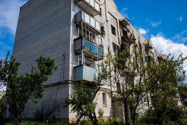 Poškozená Budova Nachází Městě Izyum Civilní Infrastruktura Privilegovaným Cílem Ruské — Stock fotografie
