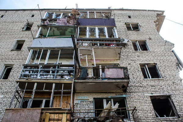 Izyum kasabasında hasar gören bina. Sivil altyapılar Rus ordusunun ayrıcalıklı hedefleridir. Rusya Ukrayna 'yı işgal etti ve bu bölgede ağır çatışmalar yaşandı..