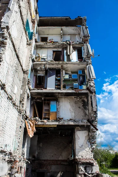 stock image Damaged building located in the town of Izyum. Civilian infrastructures are the privileged target of the Russian army. Russia  invaded Ukraine and heavy fighting took place in this area.