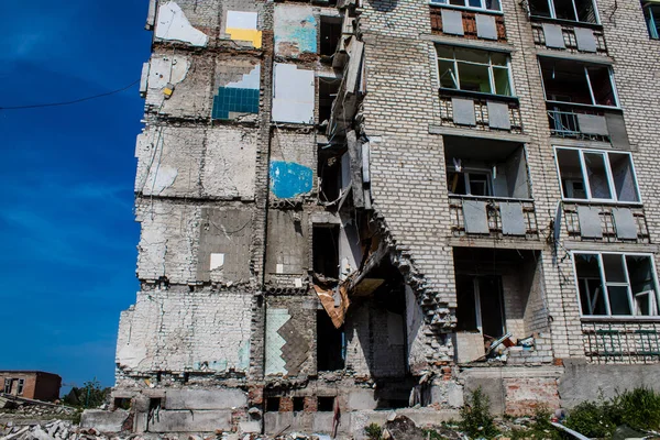 Поврежденное Здание Расположено Городе Изюм Гражданская Инфраструктура Является Привилегированной Мишенью — стоковое фото