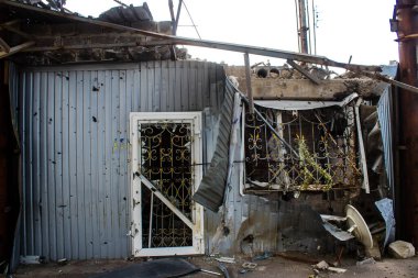 Kam 'yanka köyü yakınlarındaki benzin istasyonu yok edildi ve kalıcı olarak kapatıldı, bu da bölge sakinlerinin savaş bölgesini terk etmek için yakıt ikmali yapmalarını engelliyor. Sivil altyapılar Rus ordusu tarafından öncelikli hedef alınmıştır..