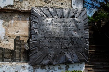 İkinci Dünya Savaşı 'nda Dolyna köyü yakınlarında hayatını kaybeden askerlere adanmış Sovyet anıtı Ukrayna' daki Izyum Muharebesi sırasında ağır hasar gördü. Savaş bölgelerindeki tarihi anıtlar bağışlanmadı ve hasar önemli ölçüde arttı..