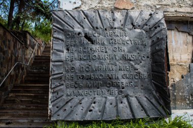 İkinci Dünya Savaşı 'nda Dolyna köyü yakınlarında hayatını kaybeden askerlere adanmış Sovyet anıtı Ukrayna' daki Izyum Muharebesi sırasında ağır hasar gördü. Savaş bölgelerindeki tarihi anıtlar bağışlanmadı ve hasar önemli ölçüde arttı..