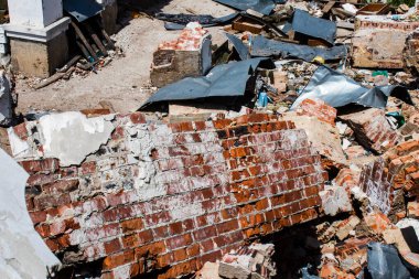 Rus ordusu tarafından bombalanan Dolyna köyündeki Svyato Heorhiy Ivs Ortodoks manastırının molozları yere saçıldı. Bölgedeki çatışmalar dinsel anıtlara zarar veriyor ve bu bir m