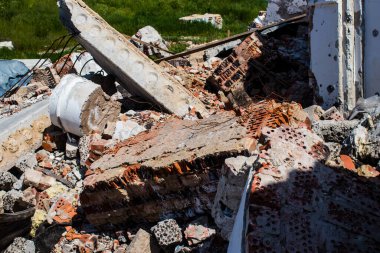 Rus ordusu tarafından bombalanan Dolyna köyündeki Svyato Heorhiy Ivs Ortodoks manastırının molozları yere saçıldı. Bölgedeki çatışmalar dinsel anıtlara zarar veriyor ve bu bir m