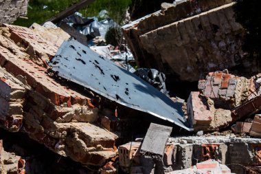 Rus ordusu tarafından bombalanan Dolyna köyündeki Svyato Heorhiy Ivs Ortodoks manastırının molozları yere saçıldı. Bölgedeki çatışmalar dinsel anıtlara zarar veriyor ve bu bir m