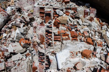 Rus ordusu tarafından bombalanan Dolyna köyündeki Svyato Heorhiy Ivs Ortodoks manastırının molozları yere saçıldı. Bölgedeki çatışmalar dinsel anıtlara zarar veriyor ve bu bir m