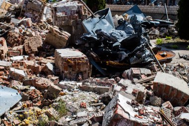 Rus ordusu tarafından bombalanan Dolyna köyündeki Svyato Heorhiy Ivs Ortodoks manastırının molozları yere saçıldı. Bölgedeki çatışmalar dinsel anıtlara zarar veriyor ve bu bir m