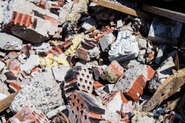 Rus ordusu tarafından bombalanan Dolyna köyündeki Svyato Heorhiy Ivs Ortodoks manastırının molozları yere saçıldı. Bölgedeki çatışmalar dinsel anıtlara zarar veriyor ve bu bir m