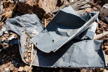 Rus ordusu tarafından bombalanan Dolyna köyündeki Svyato Heorhiy Ivs Ortodoks manastırının molozları yere saçıldı. Bölgedeki çatışmalar dinsel anıtlara zarar veriyor ve bu bir m