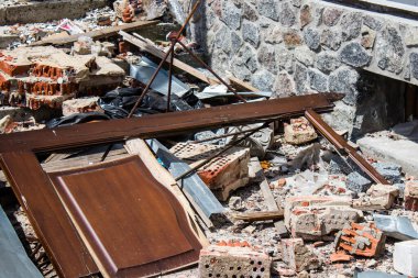 Rus ordusu tarafından bombalanan Dolyna köyündeki Svyato Heorhiy Ivs Ortodoks manastırının molozları yere saçıldı. Bölgedeki çatışmalar dinsel anıtlara zarar veriyor ve bu bir m