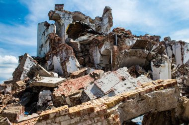 Rus ordusu tarafından bombalanan Dolyna köyündeki Svyato Heorhiy Ivs Ortodoks manastırının molozları yere saçıldı. Bölgedeki çatışmalar dinsel anıtlara zarar veriyor ve bu bir m