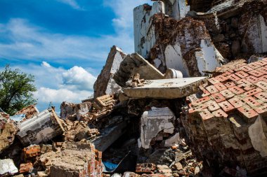 Rus ordusu tarafından bombalanan Dolyna köyündeki Svyato Heorhiy Ivs Ortodoks manastırının molozları yere saçıldı. Bölgedeki çatışmalar dinsel anıtlara zarar veriyor ve bu bir m