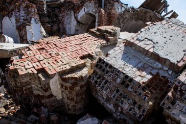 Rus ordusu tarafından bombalanan Dolyna köyündeki Svyato Heorhiy Ivs Ortodoks manastırının molozları yere saçıldı. Bölgedeki çatışmalar dinsel anıtlara zarar veriyor ve bu bir m