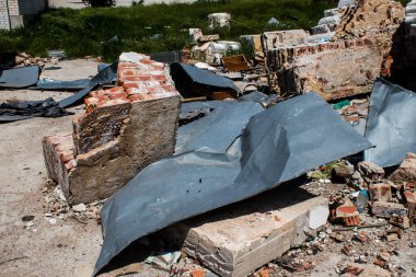 Rus ordusu tarafından bombalanan Dolyna köyündeki Svyato Heorhiy Ivs Ortodoks manastırının molozları yere saçıldı. Bölgedeki çatışmalar dinsel anıtlara zarar veriyor ve bu bir m